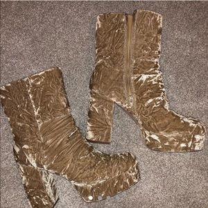 Velvet pinky-nude platform heeled boots